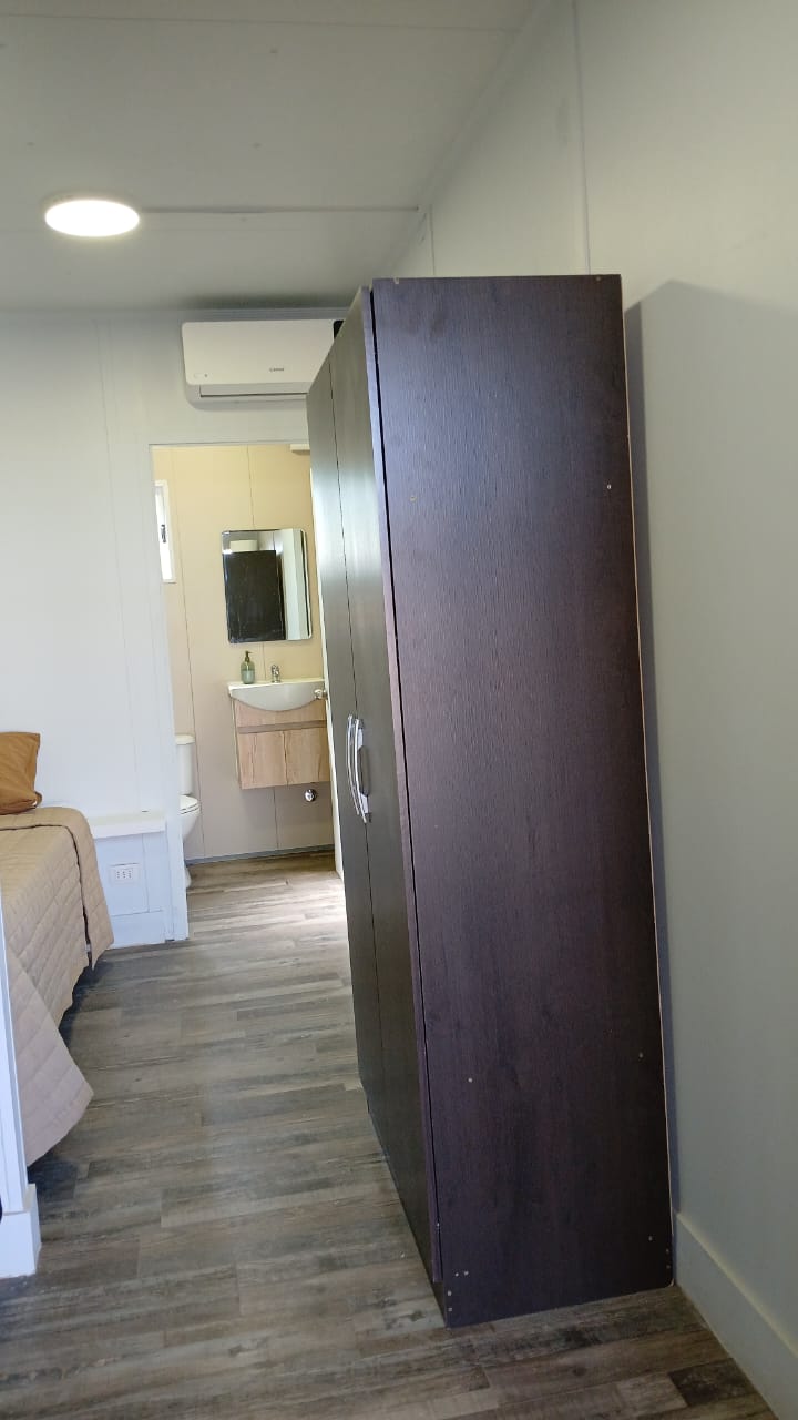 Habitación de Proambiente Suite con aire acondicionado, clóset y baño privado